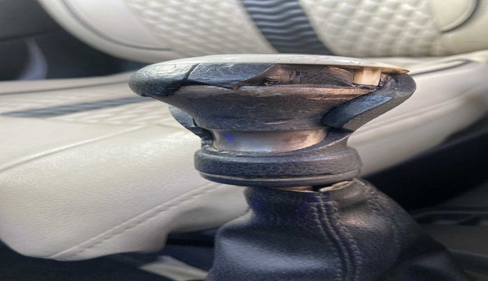 2017 Maruti Wagon R 1.0 VXI, Petrol, Manual, 83,097 km, Gear lever - Knob has minor damage