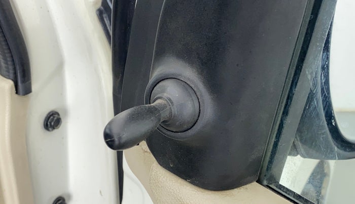 2020 Maruti Celerio VXI CNG, CNG, Manual, 75,044 km, Right rear-view mirror - ORVM knob broken and not working