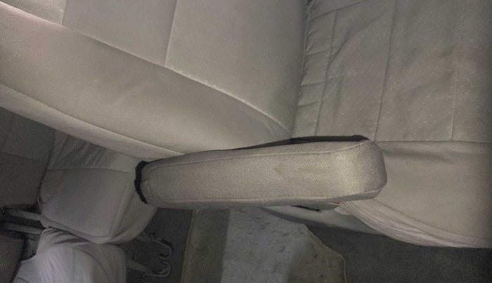 2012 Toyota Innova 2.5 VX 7 STR, Diesel, Manual, 97,355 km, Second-row left seat - Armrest has minor damage