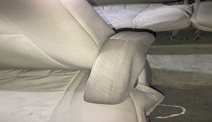 2012 Toyota Innova 2.5 VX 7 STR, Diesel, Manual, 97,355 km, Second-row right seat - Armrest has minor damage