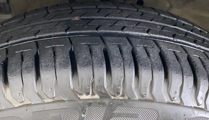 2015 Maruti Ciaz ZXI, Petrol, Manual, 59,993 km, Left Front Tyre Tread