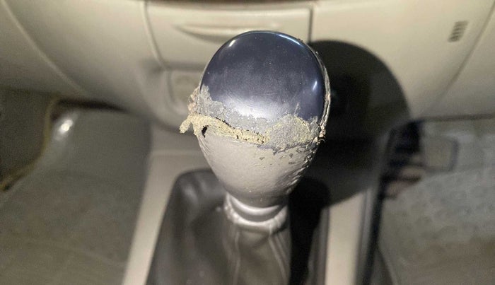 2012 Toyota Innova 2.5 VX 7 STR, Diesel, Manual, 80,838 km, Gear lever - Knob cover torn