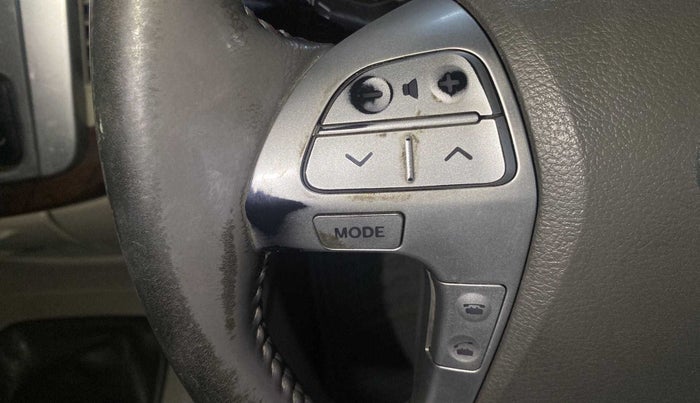 2012 Toyota Innova 2.5 VX 7 STR, Diesel, Manual, 80,838 km, Steering wheel - Phone control not functional