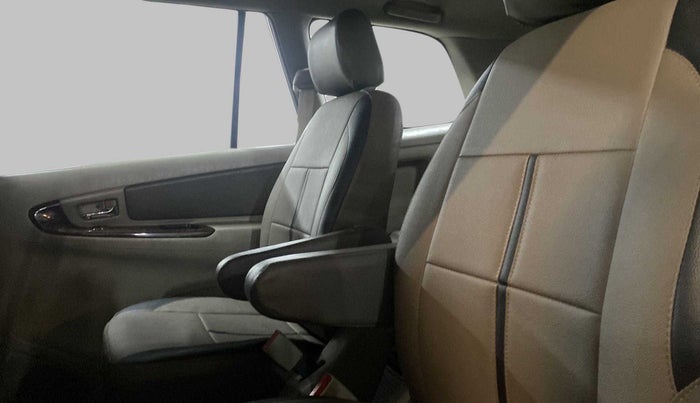 2012 Toyota Innova 2.5 VX 7 STR, Diesel, Manual, 80,838 km, Right Side Rear Door Cabin