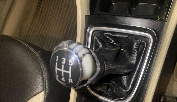 2016 Maruti Ciaz ZDI SHVS, Diesel, Manual, 64,998 km, Gear lever - Knob has minor damage