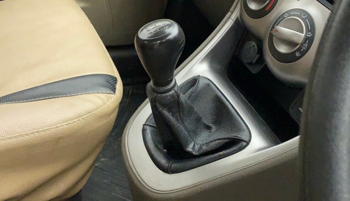 2015 Hyundai i10 SPORTZ 1.1 IRDE2, Petrol, Manual, 31,365 km, Gear lever - Boot cover slightly torn