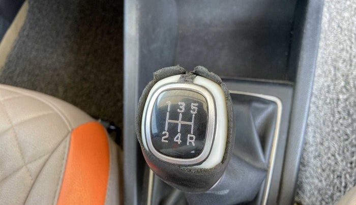 2016 Hyundai Elite i20 ASTA 1.2, Petrol, Manual, 84,389 km, Gear lever - Knob cover torn