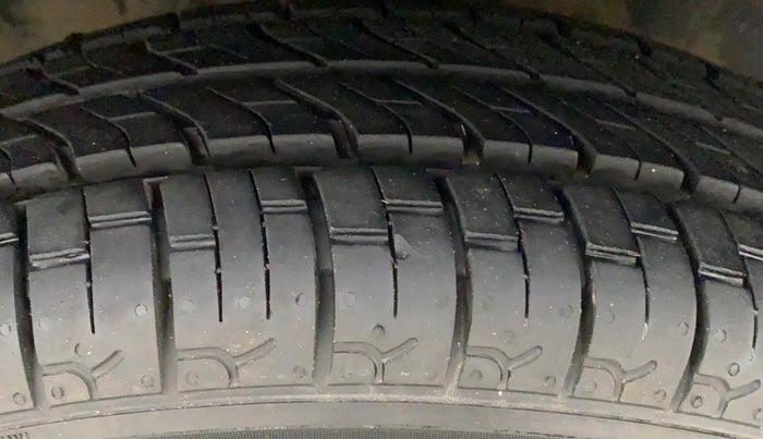 2015 Maruti Alto 800 LXI, Petrol, Manual, 74,113 km, Right Front Tyre Tread