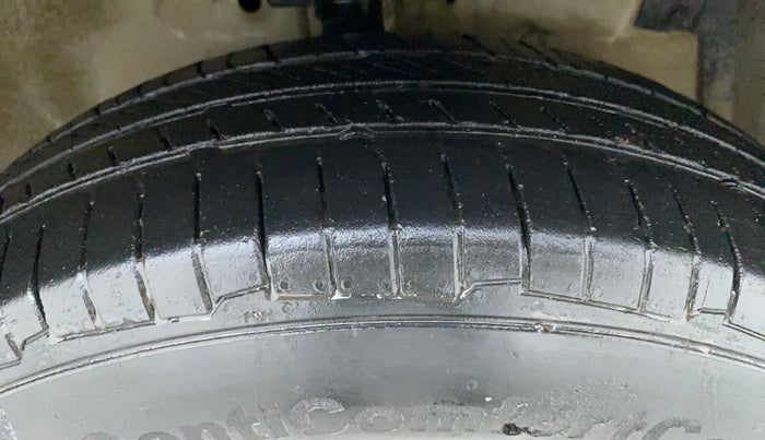 2014 Maruti Swift VXI, Petrol, Manual, 1,01,955 km, Right Front Tyre Tread