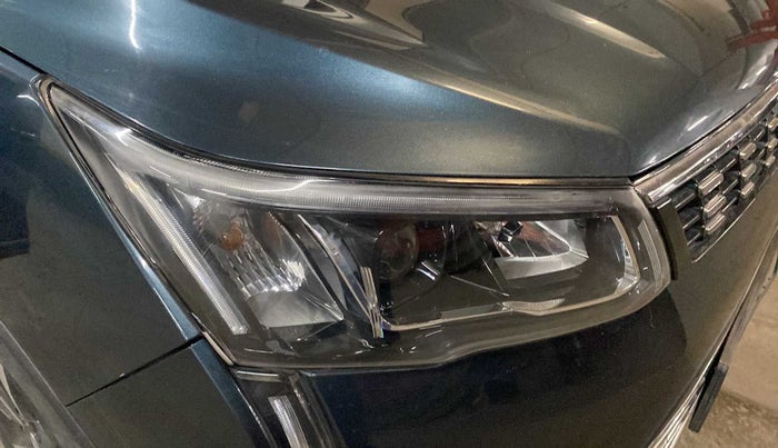 2019 Mahindra XUV300 W8(O) 1.2 PETROL DUAL TONE, Petrol, Manual, 40,329 km, Right headlight - Faded
