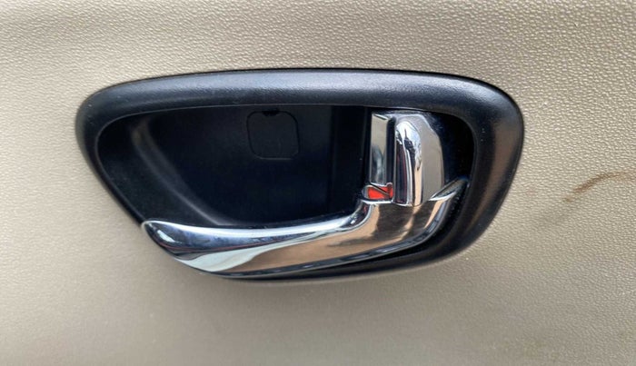 2011 Hyundai i10 MAGNA 1.2, Petrol, Manual, 87,568 km, Lock system - Door lock knob has minor damage