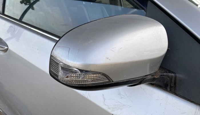 2014 Toyota Corolla Altis G DIESEL, Diesel, Manual, 98,127 km, Right rear-view mirror - Indicator light has minor damage