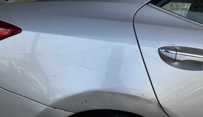 2014 Toyota Corolla Altis G DIESEL, Diesel, Manual, 98,127 km, Right quarter panel - Minor scratches