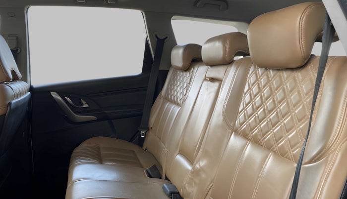 2019 Mahindra XUV500 W11(O), Diesel, Manual, 54,883 km, Right Side Rear Door Cabin