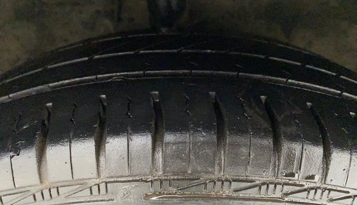 2011 Maruti Swift LXI, Petrol, Manual, 74,040 km, Right Front Tyre Tread