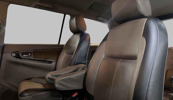 2015 Toyota Innova 2.5 VX 7 STR, Diesel, Manual, 1,04,654 km, Right Side Rear Door Cabin