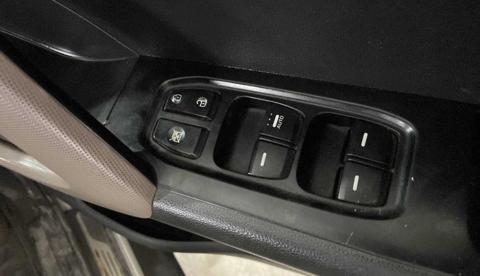 2015 Hyundai Creta SX PLUS 1.6 PETROL, Petrol, Manual, 99,951 km, Right front window switch / handle - Master window function not working