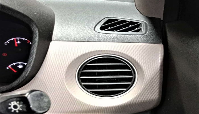 2014 Hyundai Xcent S (O) 1.2, Petrol, Manual, 42,538 km, AC Unit - Front vent has minor damage