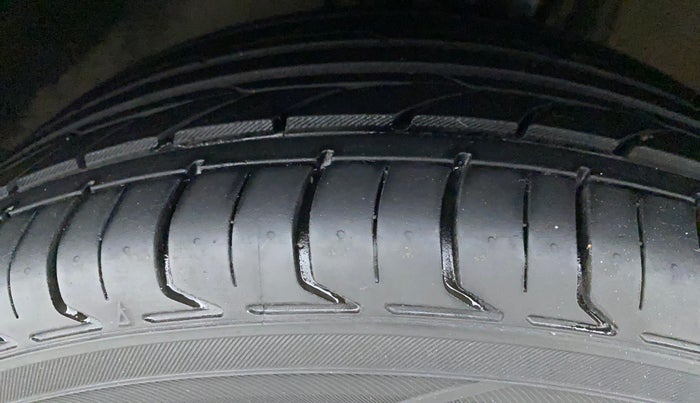 2017 Volkswagen Ameo HIGHLINE1.2L PLUS 16 ALLOY, Petrol, Manual, 1,14,844 km, Left Front Tyre Tread