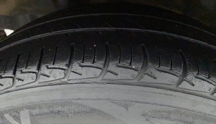 2015 Honda Brio S MT, Petrol, Manual, 48,459 km, Right Rear Tyre Tread