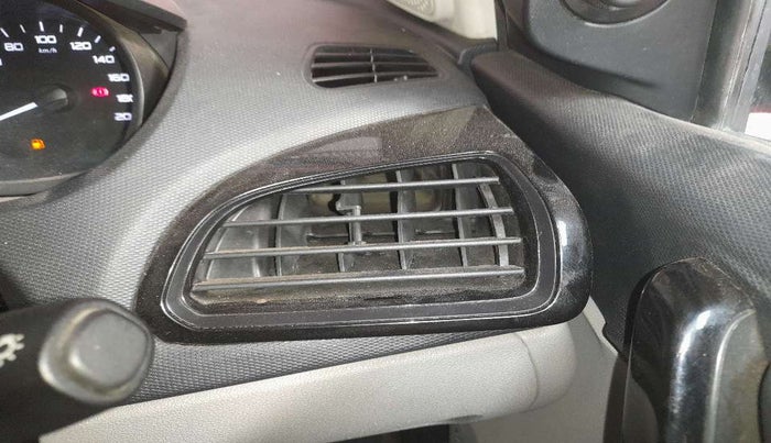2018 Tata Tiago XT PETROL, Petrol, Manual, 22,302 km, AC Unit - Front vent has minor damage