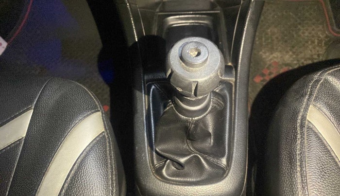 2015 Maruti Swift LDI, Diesel, Manual, 80,303 km, Gear lever - Knob has minor damage