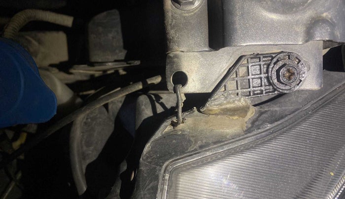 2015 Maruti Ciaz VXI, Petrol, Manual, 36,047 km, Right headlight - Clamp has minor damage