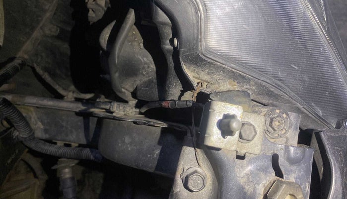 2015 Maruti Ciaz VXI, Petrol, Manual, 36,047 km, Left headlight - Clamp has minor damage