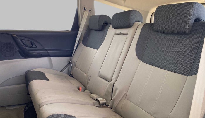 2016 Mahindra XUV500 W4 1.99, Diesel, Manual, 36,454 km, Right Side Rear Door Cabin