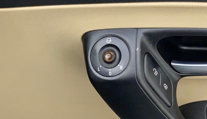 2017 Volkswagen Ameo HIGHLINE1.5L, Diesel, Manual, 1,10,257 km, Right rear-view mirror - ORVM switch has minor damage