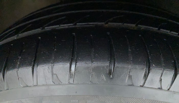 2017 Volkswagen Ameo HIGHLINE1.5L, Diesel, Manual, 1,10,257 km, Right Front Tyre Tread