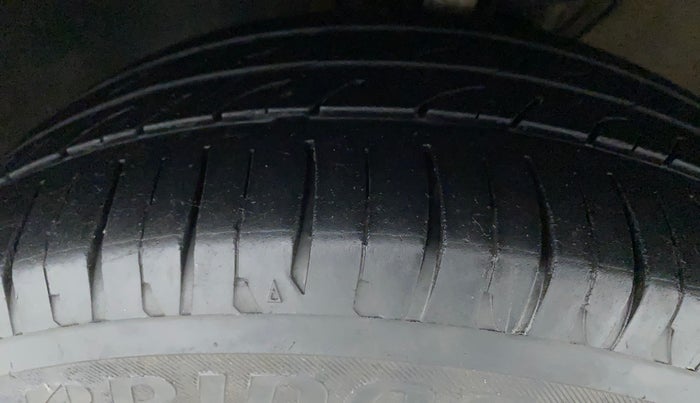 2017 Volkswagen Ameo HIGHLINE1.5L, Diesel, Manual, 1,10,257 km, Left Front Tyre Tread