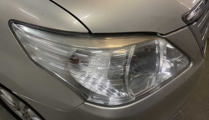 2013 Toyota Innova 2.5 ZX 7 STR, Diesel, Manual, 1,11,361 km, Right headlight - Minor scratches