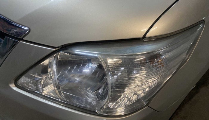 2013 Toyota Innova 2.5 ZX 7 STR, Diesel, Manual, 1,11,361 km, Left headlight - Minor scratches