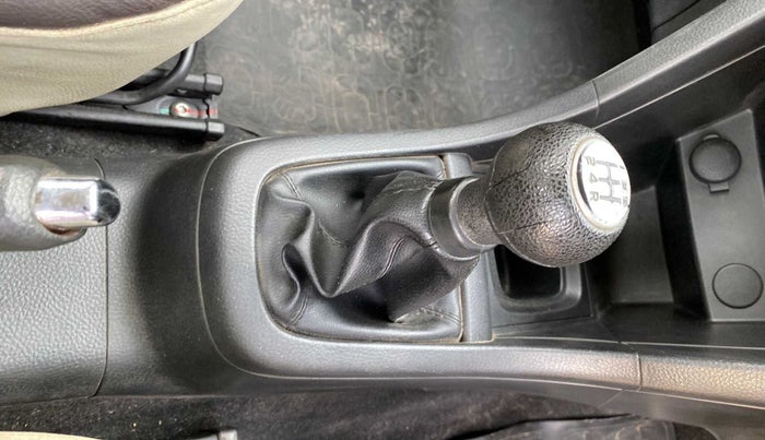 2014 Maruti Swift VXI, Petrol, Manual, 44,597 km, Gear lever - Knob has minor damage