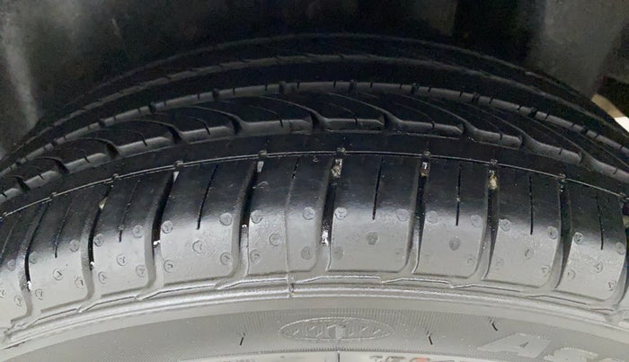 2019 Maruti Ciaz ALPHA 1.5 SHVS PETROL, Petrol, Manual, 49,126 km, Left Rear Tyre Tread