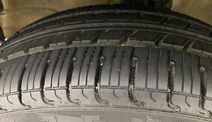 2013 Maruti Wagon R Stingray VXI, Petrol, Manual, 52,607 km, Left Front Tyre Tread