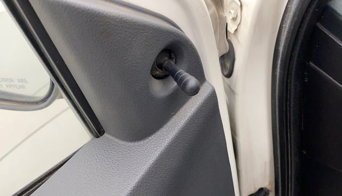 2012 Toyota Etios Liva VX, Petrol, Manual, 65,684 km, Left rear-view mirror - ORVM knob broken and not working