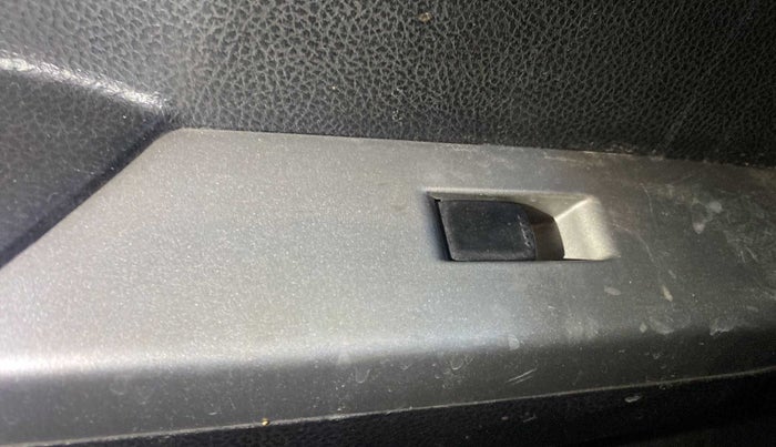 2014 Maruti Wagon R 1.0 VXI, Petrol, Manual, 49,093 km, Left front window switch / handle - Power window makes minor noise