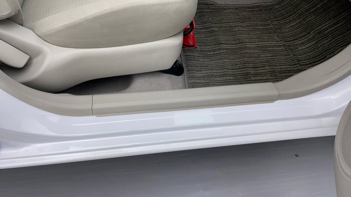 NISSAN SUNNY-Running Board RHS Scratch