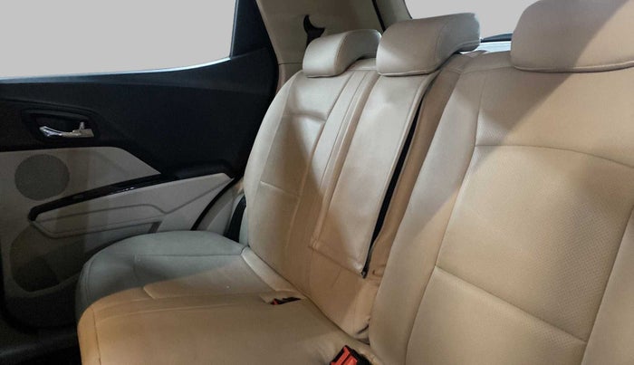 2020 Mahindra XUV 3OO W8 1.2 PETROL, Petrol, Manual, 77,605 km, Right Side Rear Door Cabin
