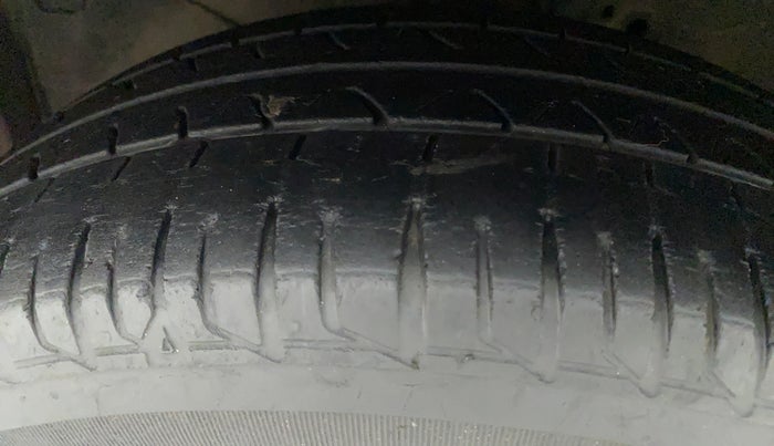 2016 Honda Amaze 1.2L I-VTEC S, Petrol, Manual, 1,07,393 km, Left Front Tyre Tread
