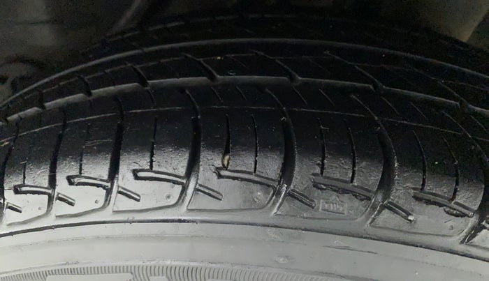 2016 Honda Amaze 1.2L I-VTEC S, Petrol, Manual, 1,07,393 km, Left Rear Tyre Tread