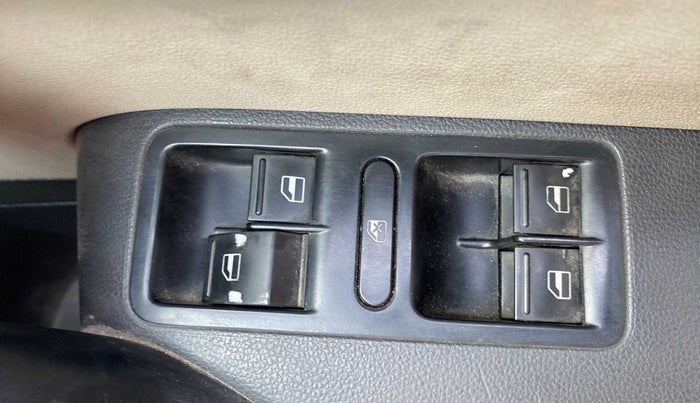 2013 Volkswagen Polo COMFORTLINE 1.2L PETROL, Petrol, Manual, 80,706 km, Right front window switch / handle - Minor damage