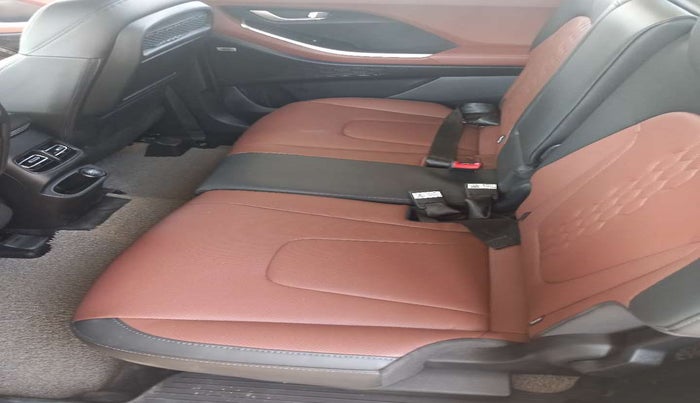 2022 Hyundai ALCAZAR 1.5 SIGNATURE (O) AT 7STR, Diesel, Automatic, 3,755 km, Second-row left seat - Cover slightly stained