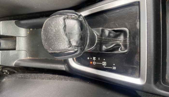 2018 Maruti Swift ZDI AMT, Diesel, Automatic, 70,690 km, Gear lever - Knob cover torn