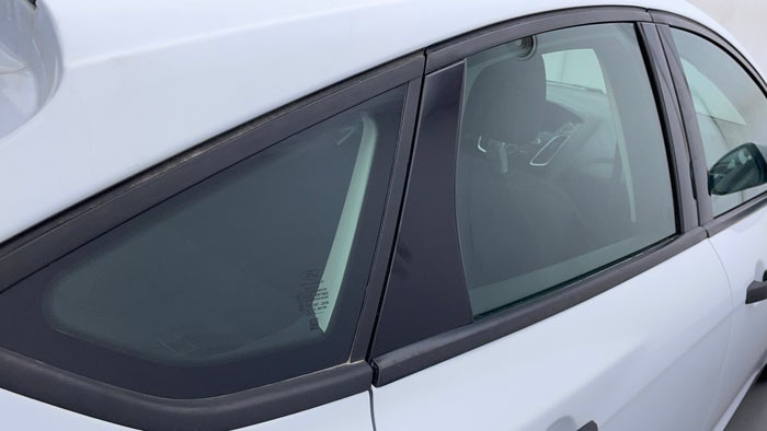 FORD FOCUS-Window Glass / Quarter Glass RHS Rear Door Beading Faded