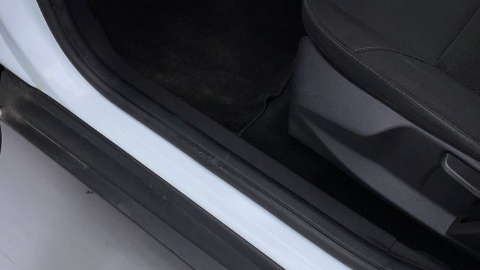 FORD FOCUS-Door Exterior LHS Front Door Beading Missing/Broken