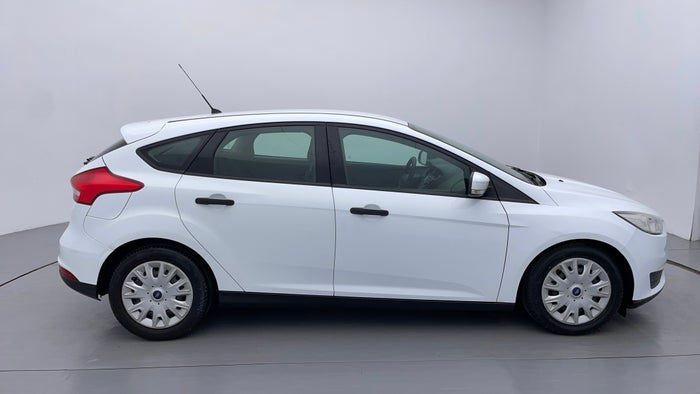 FORD FOCUS-Right Side View
