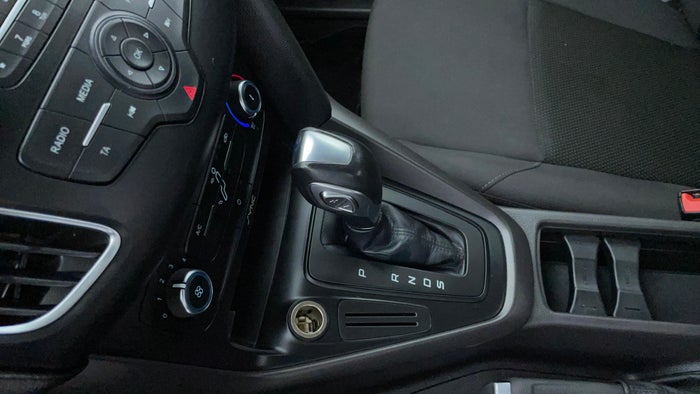 FORD FOCUS-Gear lever Knob Scratch